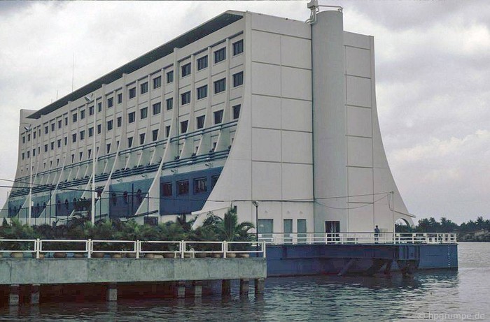"Khách sạn nổi" trên sông Sài Gòn, 1991. Kết cấu của khách sạn này từng được đóng tại Barrier Reef ở Úc.